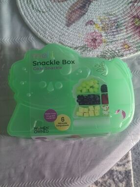 Meli Snackle Box - Green Snack Container Dinosaur